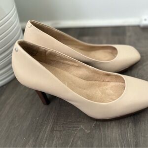 Rockport nude heels!